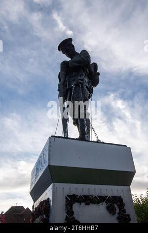 Old Amersham, 10 novembre 2023. Les jardins commémoratifs à Old Amersham, Buckinghamshire avant le jour de l'Armistice et le dimanche du souvenir ce week-end, lorsque les personnes tuées au combat pendant la première et la Seconde Guerre mondiale sont commémorées. Certains craignent que la marche pro-Palestine à Londres et dans d'autres villes du Royaume-Uni ce week-end ne provoque des violences dans les rues. Crédit : Maureen McLean/Alamy Live News Banque D'Images