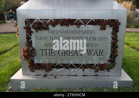 Old Amersham, 10 novembre 2023. Les jardins commémoratifs à Old Amersham, Buckinghamshire avant le jour de l'Armistice et le dimanche du souvenir ce week-end, lorsque les personnes tuées au combat pendant la première et la Seconde Guerre mondiale sont commémorées. Certains craignent que la marche pro-Palestine à Londres et dans d'autres villes du Royaume-Uni ce week-end ne provoque des violences dans les rues. Crédit : Maureen McLean/Alamy Live News Banque D'Images