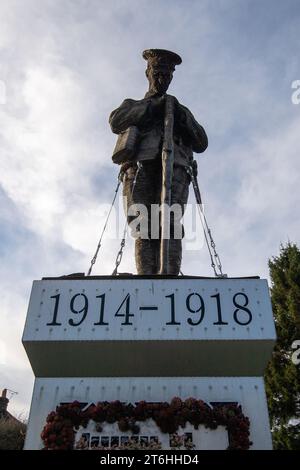 Old Amersham, 10 novembre 2023. Les jardins commémoratifs à Old Amersham, Buckinghamshire avant le jour de l'Armistice et le dimanche du souvenir ce week-end, lorsque les personnes tuées au combat pendant la première et la Seconde Guerre mondiale sont commémorées. Certains craignent que la marche pro-Palestine à Londres et dans d'autres villes du Royaume-Uni ce week-end ne provoque des violences dans les rues. Crédit : Maureen McLean/Alamy Live News Banque D'Images