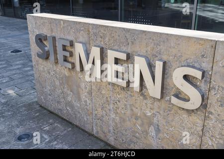 Munich, Allemagne - 05 avril 2023 : logo de l'entreprise au siège de Siemens, un conglomérat allemand spécialisé dans l'automatisation dans l'industrie, les infrastructures, Banque D'Images