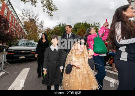 La famille Addams marche depuis Washington Square Park à Greenwich Village à New York le mardi 31 octobre 2023 dans le cadre de la 33e parade annuelle d'Halloween pour enfants. La parade familiale se réunit dans le parc à l'arche et marche autour du parc se terminant par une célébration à l'Université de New York. (© Richard B. Levine) Banque D'Images