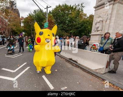 Les mamans, les Daddies et les Nannies se réunissent avec leurs enfants au Washington Square Park à Greenwich Village à New York le mardi 31 octobre 2023 pour mars dans le 33e défilé annuel d'Halloween des enfants. La parade familiale se réunit dans le parc à l'arche et marche autour du parc se terminant par une célébration à l'Université de New York. (© Richard B. Levine) Banque D'Images