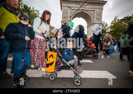 Les mamans, les Daddies et les Nannies se réunissent avec leurs enfants au Washington Square Park à Greenwich Village à New York le mardi 31 octobre 2023 pour mars dans le 33e défilé annuel d'Halloween des enfants. La parade familiale se réunit dans le parc à l'arche et marche autour du parc se terminant par une célébration à l'Université de New York. (© Richard B. Levine) Banque D'Images