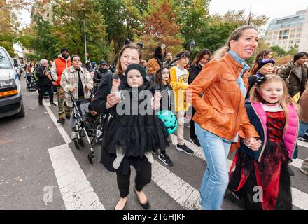 Les mamans, les Daddies et les Nannies se réunissent avec leurs enfants au Washington Square Park à Greenwich Village à New York le mardi 31 octobre 2023 pour mars dans le 33e défilé annuel d'Halloween des enfants. La parade familiale se réunit dans le parc à l'arche et marche autour du parc se terminant par une célébration à l'Université de New York. (© Richard B. Levine) Banque D'Images