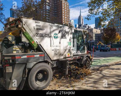 Un balayeur de rue du département de l'assainissement de New York rassemble le feuillage d'automne dans le quartier de Chelsea à New York le mardi 31 octobre 2023. (© Richard B. Levine) Banque D'Images