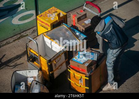 Un travailleur d’Amazon trie les livraisons sur le trottoir pour distribution dans le quartier Chelsea de New York le dimanche 5 novembre 2023. (© Richard B. Levine) Banque D'Images