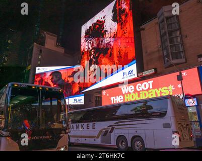 Un panneau d'affichage pour le jeu vidéo Activision 'Call of Duty : Modern Warfare III“, vu à Times Square à New York le mercredi 8 novembre 2023. (© Richard B. Levine) Banque D'Images