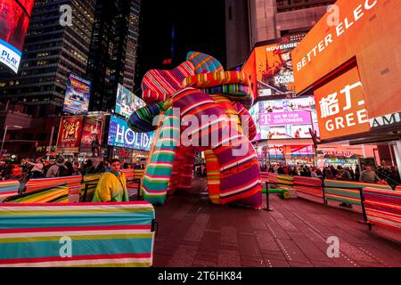 Les touristes affluent « Sculpture of Dreams », de l’artiste conceptuelle Marta Minujin à Times Square à New York le mercredi 8 novembre 2023. Présentée par Times Square Arts avec le Musée juif, la pièce gonflable de 16 est, selon les mots de Minujin, une « anti-sculpture » et est en conjonction avec une exposition de son travail au Musée juif. La maquette de la bulle sera exposée jusqu'au 21 novembre. (© Richard B. Levine) Banque D'Images