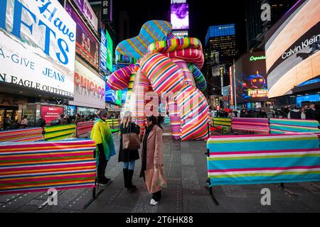 Les touristes affluent « Sculpture of Dreams », de l’artiste conceptuelle Marta Minujin à Times Square à New York le mercredi 8 novembre 2023. Présentée par Times Square Arts avec le Musée juif, la pièce gonflable de 16 est, selon les mots de Minujin, une « anti-sculpture » et est en conjonction avec une exposition de son travail au Musée juif. La maquette de la bulle sera exposée jusqu'au 21 novembre. (© Richard B. Levine) Banque D'Images