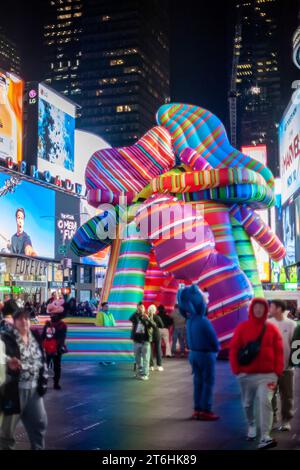 Les touristes affluent « Sculpture of Dreams », de l’artiste conceptuelle Marta Minujin à Times Square à New York le mercredi 8 novembre 2023. Présentée par Times Square Arts avec le Musée juif, la pièce gonflable de 16 est, selon les mots de Minujin, une « anti-sculpture » et est en conjonction avec une exposition de son travail au Musée juif. La maquette de la bulle sera exposée jusqu'au 21 novembre. (© Richard B. Levine) Banque D'Images