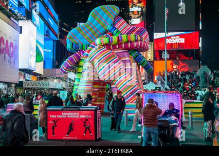 Les touristes affluent « Sculpture of Dreams », de l’artiste conceptuelle Marta Minujin à Times Square à New York le mercredi 8 novembre 2023. Présentée par Times Square Arts avec le Musée juif, la pièce gonflable de 16 est, selon les mots de Minujin, une « anti-sculpture » et est en conjonction avec une exposition de son travail au Musée juif. La maquette de la bulle sera exposée jusqu'au 21 novembre. (© Richard B. Levine) Banque D'Images