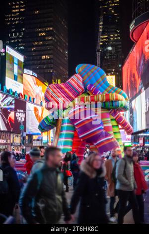 Les touristes affluent « Sculpture of Dreams », de l’artiste conceptuelle Marta Minujin à Times Square à New York le mercredi 8 novembre 2023. Présentée par Times Square Arts avec le Musée juif, la pièce gonflable de 16 est, selon les mots de Minujin, une « anti-sculpture » et est en conjonction avec une exposition de son travail au Musée juif. La maquette de la bulle sera exposée jusqu'au 21 novembre. (© Richard B. Levine) Banque D'Images