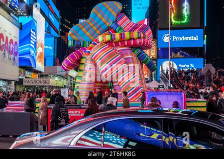 Les touristes affluent « Sculpture of Dreams », de l’artiste conceptuelle Marta Minujin à Times Square à New York le mercredi 8 novembre 2023. Présentée par Times Square Arts avec le Musée juif, la pièce gonflable de 16 est, selon les mots de Minujin, une « anti-sculpture » et est en conjonction avec une exposition de son travail au Musée juif. La maquette de la bulle sera exposée jusqu'au 21 novembre. (© Richard B. Levine) Banque D'Images