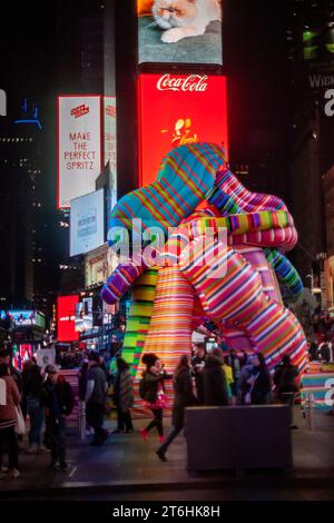 Les touristes affluent « Sculpture of Dreams », de l’artiste conceptuelle Marta Minujin à Times Square à New York le mercredi 8 novembre 2023. Présentée par Times Square Arts avec le Musée juif, la pièce gonflable de 16 est, selon les mots de Minujin, une « anti-sculpture » et est en conjonction avec une exposition de son travail au Musée juif. La maquette de la bulle sera exposée jusqu'au 21 novembre. (© Richard B. Levine) Banque D'Images