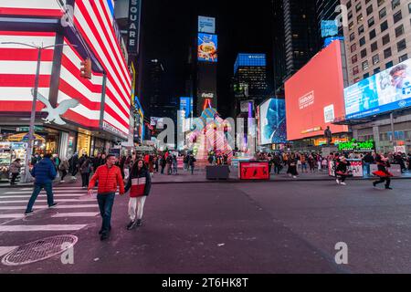 Les touristes affluent « Sculpture of Dreams », de l’artiste conceptuelle Marta Minujin à Times Square à New York le mercredi 8 novembre 2023. Présentée par Times Square Arts avec le Musée juif, la pièce gonflable de 16 est, selon les mots de Minujin, une « anti-sculpture » et est en conjonction avec une exposition de son travail au Musée juif. La maquette de la bulle sera exposée jusqu'au 21 novembre. (© Richard B. Levine) Banque D'Images