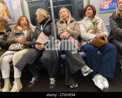 Passagers dans un train de métro à New York le dimanche 29 octobre 2023. (© Frances M. Roberts) Banque D'Images