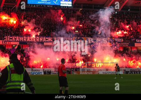 Halmstad, Suède. 06 novembre 2023. Les fans de football d'IFK Gothenburg vus sur les tribunes lors du match Allsvenskan entre IFK Gothenburg et AIK au Gamle Ullevi à Gothenburg. (Crédit photo : Gonzales photo - Amanda Persson). Banque D'Images