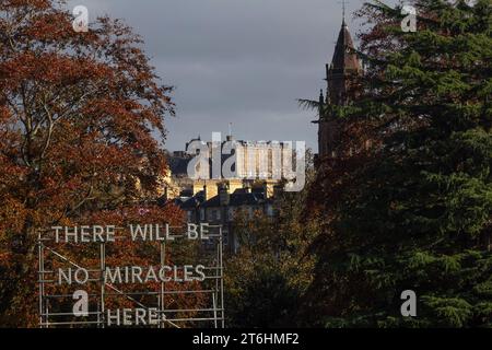 Edimbourg : il y aura pas de miracles ici de Nathan Coley, une œuvre d'art dans les jardins des National Galleries of Scotland : Modern Two. Banque D'Images