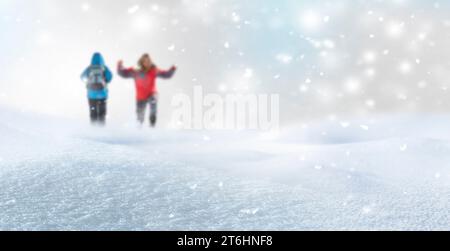 Fond d'hiver flou avec deux personnes dans la neige Banque D'Images