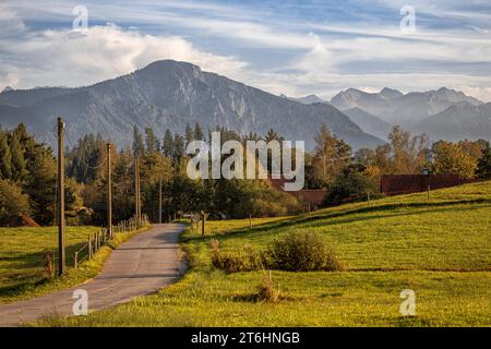 Contreforts alpins bavarois, Jochberg et Soierngruppe en automne. Penzberg, Bavière, Allemagne. Banque D'Images