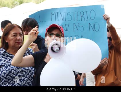 PLANTON PROVEEDORES IMPAGOS MINISTERIO FINANZAS Quito, viernes 10 de noviembre del 2023 Proveedores de distintos servicios del Estado, realizan un planton en la Plataforma Gubernamental Norte, para solitar al Ministerio de Finanzas, se asignen los recursos y cancque ases a millelen Fotos:Rolando Enriquez/API Quito Pichincha Ecuador soi-PLANTONPROVEEDORESIMPAGOSMINISTERIOFINANZAS-afa8a51daf688c553391f98b111d8f2f *** PLANTON DES FOURNISSEURS IMPAYÉS MINISTÈRE DES FINANCES Quito, vendredi 10 novembre 2023 fournisseurs de divers services gouvernementaux, a tenu une s Banque D'Images