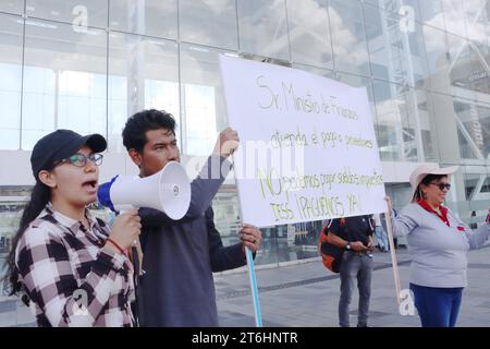 PLANTON PROVEEDORES IMPAGOS MINISTERIO FINANZAS Quito, viernes 10 de noviembre del 2023 Proveedores de distintos servicios del Estado, realizan un planton en la Plataforma Gubernamental Norte, para solitar al Ministerio de Finanzas, se asignen los recursos y cancque ases a millelen Fotos:Rolando Enriquez/API Quito Pichincha Ecuador soi-PLANTONPROVEEDORESIMPAGOSMINISTERIOFINANZAS-5e08418e3a351b354928fe0292e0ddc4 *** PLANTON DES FOURNISSEURS IMPAYÉS MINISTÈRE DES FINANCES Quito, le vendredi 10 novembre 2023 fournisseurs de divers services gouvernementaux, a tenu une s Banque D'Images