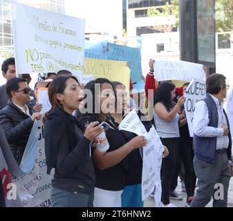 PLANTON PROVEEDORES IMPAGOS MINISTERIO FINANZAS Quito, viernes 10 de noviembre del 2023 Proveedores de distintos servicios del Estado, realizan un planton en la Plataforma Gubernamental Norte, para solitar al Ministerio de Finanzas, se asignen los recursos y cancque ases a millelen Fotos:Rolando Enriquez/API Quito Pichincha Ecuador soi-PLANTONPROVEEDORESIMPAGOSMINISTERIOFINANZAS-a6c76e23bfbb36156185e598a9171b17 *** PLANTON DES FOURNISSEURS IMPAYÉS MINISTÈRE DES FINANCES Quito, le vendredi 10 novembre 2023 fournisseurs de divers services gouvernementaux, a tenu une s Banque D'Images