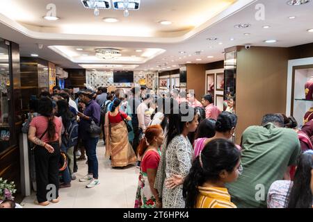 Les clients se rassemblent pour acheter des bijoux à l'occasion de 'Dhanteras' dans une bijouterie à Guwahati, Assam, Inde, le 10 novembre 2023, avant le festival hindou de 'Diwali'. Crédit : David Talukdar/Alamy Live News Banque D'Images