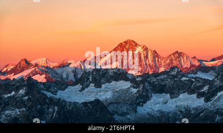 Lever de soleil coloré sur Finsteraarhorn. Alpes bernoises, Suisse, Europe Banque D'Images