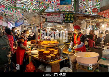 Stands de nourriture au marché Gwangjang, Euljiro, Corée du Sud Banque D'Images