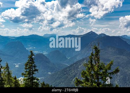 Vue depuis la terrasse du restaurant de montagne Predigstuhl dans le Lattengebirge sur les Alpes Berchtesgadener et Chiemgauer, à l'arrière Wilder Kaiser, Loferer Alm, Sonntagshorn, Bad Reichenhall, Bavière, Allemagne, Europe Banque D'Images