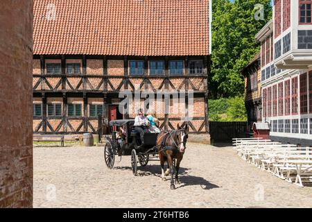 Danemark, Jutland, Aarhus, musée en plein air, 'Den Gamle By', cour du maire, appartements urbains 1600-1850, calèche tirée par des chevaux Banque D'Images