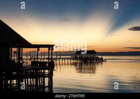 Coucher de soleil au Raja Ampat Dive Lodge, Raja Ampat, Papouasie occidentale, Indonésie Banque D'Images