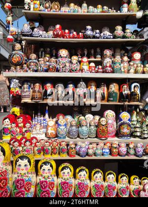 St. Pétersbourg, Russie : AOÛT 9,2009 : traditions russes. Souvenirs et jouets. Poupées Matryoshka . Banque D'Images