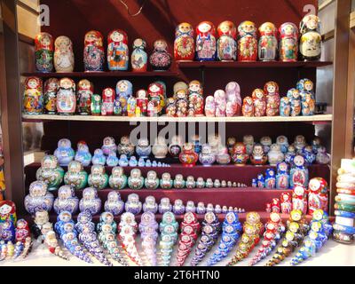 St. Pétersbourg, Russie : AOÛT 9,2009 : traditions russes. Souvenirs et jouets. Poupées Matryoshka . Banque D'Images