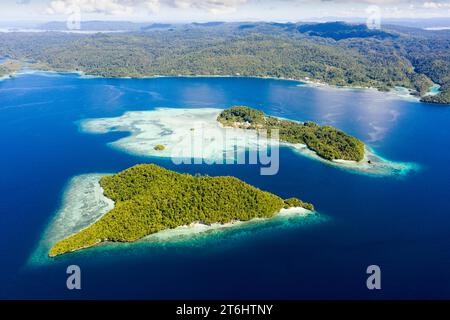 Îles tropicales près de Waigeo, Raja Ampat, Papouasie occidentale, Indonésie Banque D'Images