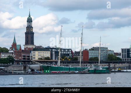 Hambourg Michel, monument de la ville hanséatique, en face de son voilier historique Rickmer Rickmers, Hambourg, Allemagne Banque D'Images