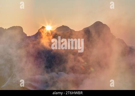 Italie, Vénétie, province de Belluno, le soleil se lève derrière le Tofane (Tofana di Rozes sur le côté droit), au premier plan dans l'ombre le Lagazuoi, Dolomites Banque D'Images