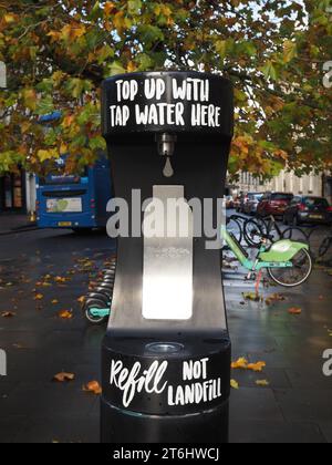 Wessex point de recharge d'eau potable dans James Street West, Bath, Somerset. Novembre 2023. Banque D'Images