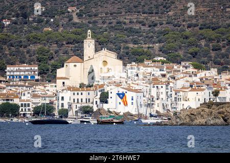 Vue sur la ville, depuis la mer, Cadaques, Catalogne, Espagne Banque D'Images
