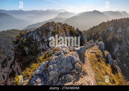 Vue depuis Ettaler Manndl vers Notkarspitze, Kramperspitz et Zugspitze, Oberammergau, Bavière, Allemagne Banque D'Images