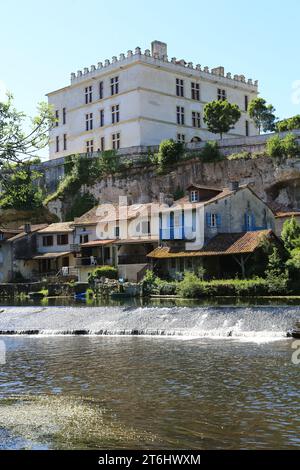 Le village de Bourdeilles et ses deux châteaux, du Moyen âge et de la Renaissance, sur les rives de la Dronne. C'est le siège de l'un des t Banque D'Images