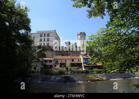 Le village de Bourdeilles et ses deux châteaux, du Moyen âge et de la Renaissance, sur les rives de la Dronne. C'est le siège de l'un des t Banque D'Images