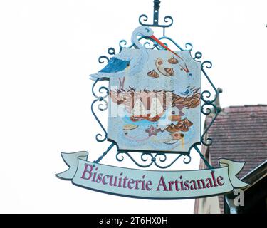 Le signe de nez, également porte-à-faux ou signe de guilde est une forme traditionnelle de publicité à Kaysersberg en Alsace Banque D'Images