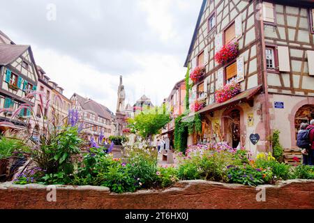 La Fontaine de Constantin entourée de maisons médiévales à colombages à Kaysersberg, Alsace Banque D'Images