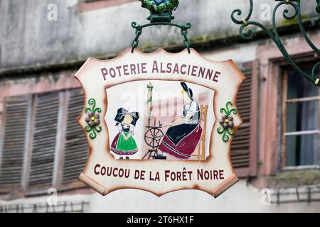 Le signe de nez, également porte-à-faux ou signe de guilde est une forme traditionnelle de publicité à Kaysersberg en Alsace Banque D'Images