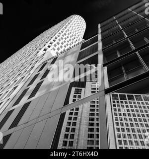 Hôtel Motel One dans le City West de Berlin. La façade vitrée reflète le Waldorf Astoria Banque D'Images