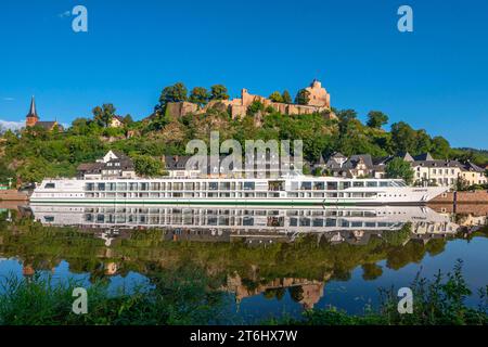 Quai des navires, ville basse et château de Staden, Sarre, Sarre, Vallée de la Sarre, Parc naturel de la Sarre-Hunsrück, Saargau, Rhénanie-Palatinat, Allemagne Banque D'Images