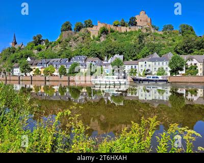 Lower Town Staden, Château et Eglise protestante, Saarburg, Sarre, Vallée de la Sarre, Parc naturel de la Saar-Hunsrück, Saargau, Rhénanie-Palatinat, Allemagne Banque D'Images