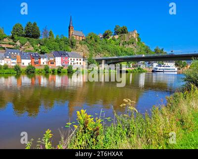 Église protestante, Château de Staden et Basse-ville, Sarre, Sarre, Vallée de la Sarre, Parc naturel de Saar-Hunsrück, Saargau, Rhénanie-Palatinat, Allemagne Banque D'Images